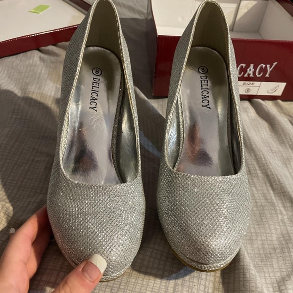 Delicacy Silver Glitter Prom/Homecoming Shoes High Heels Size 8 - Picture 2 of 5